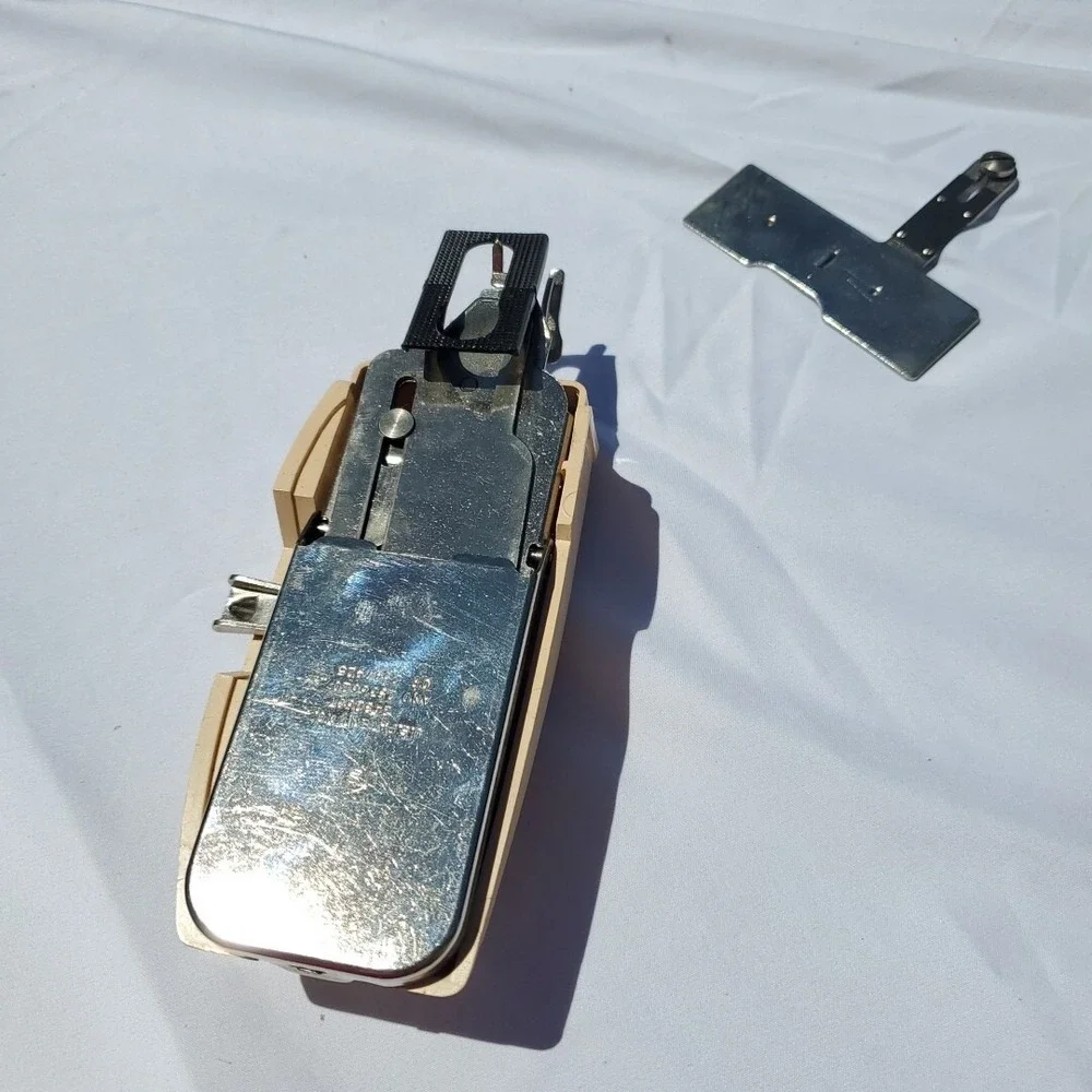 Singer Vintage Buttonholer #2547925 or 2536620 with‎ Attachments Green Case VTG